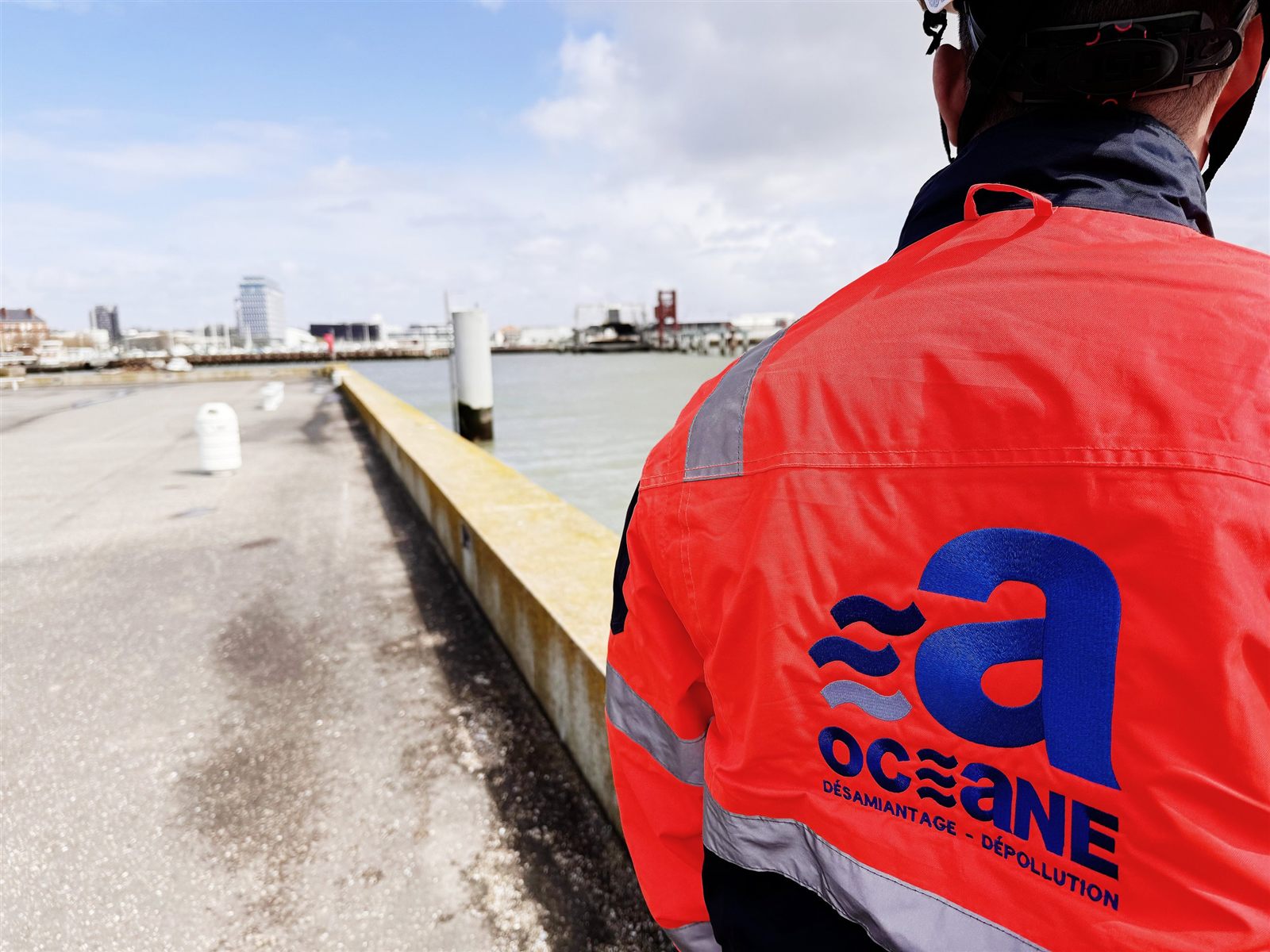 Collaborateur Océane en veste haute visibilité sur un quai